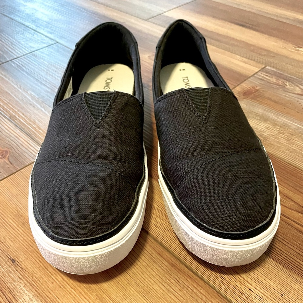 Toms slip ons. Size 9. Black. Like new.
